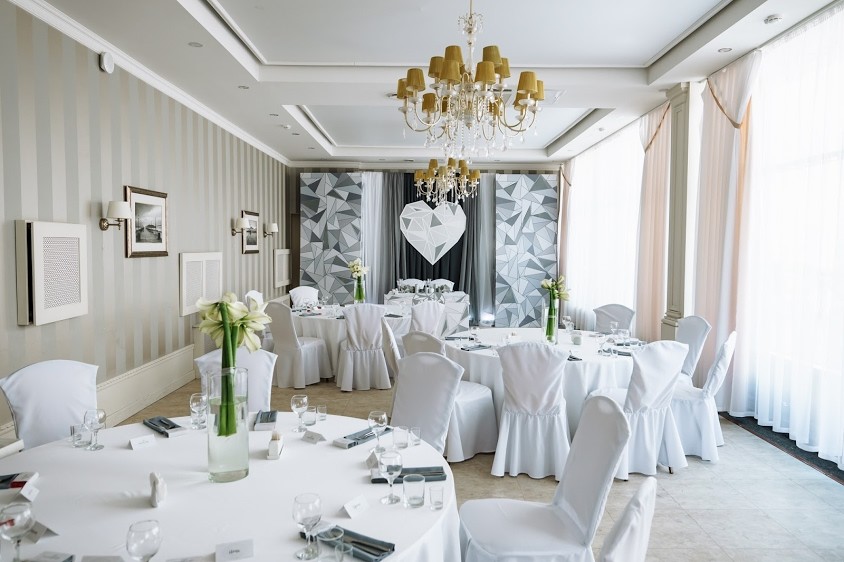 Свадьба в ресторане россия. Грин лайн зал оранжерея. Марриотт империя плаза банкетный зал. Волга плаза банкетный зал самара. Свадьба в самаре рестораны.